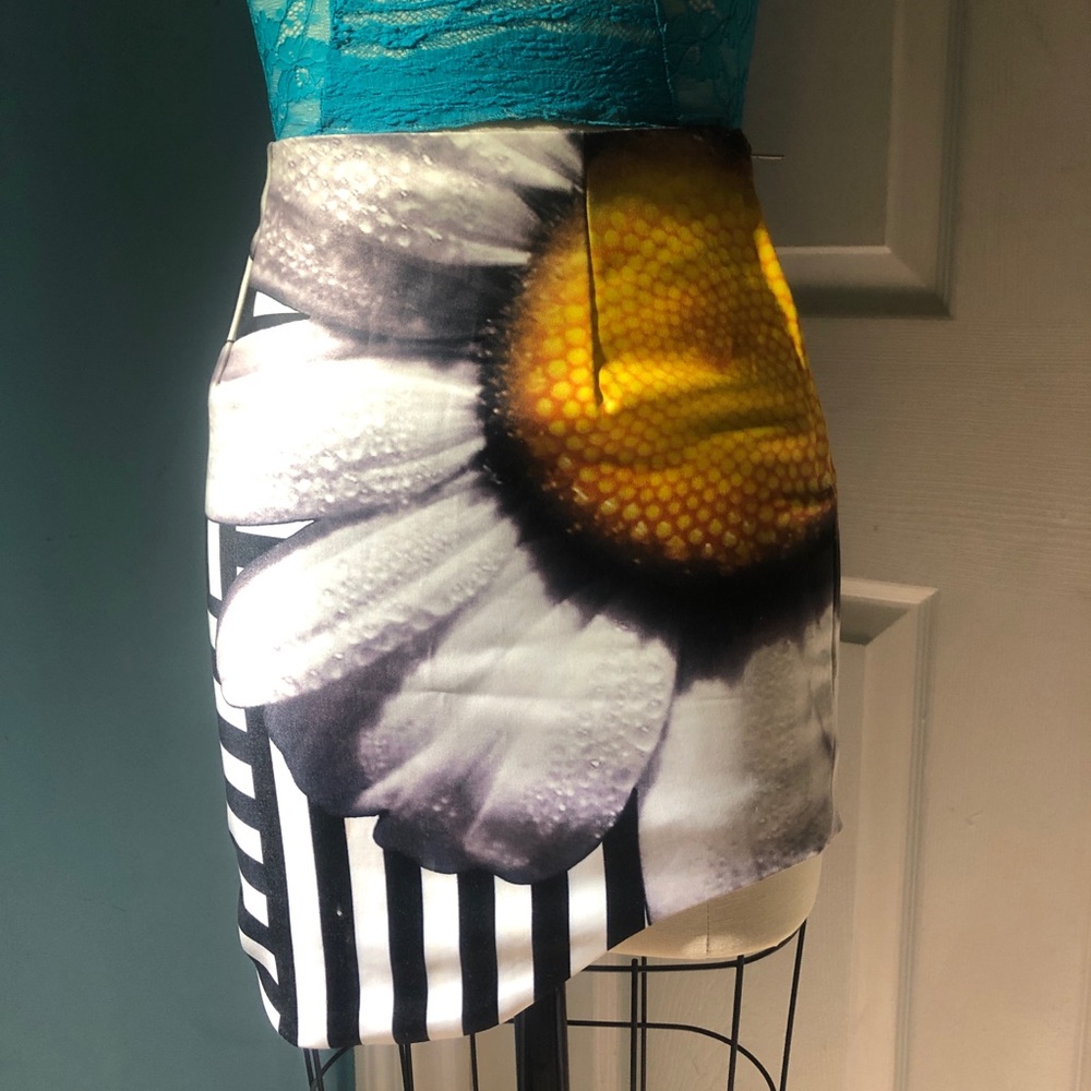 Flower / Stripe printed fitted pencil like skirt